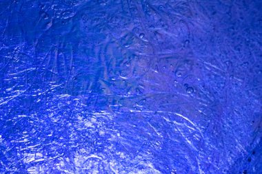 Parlak mavi renk parlayan buzdan oluşan yaratıcı alay