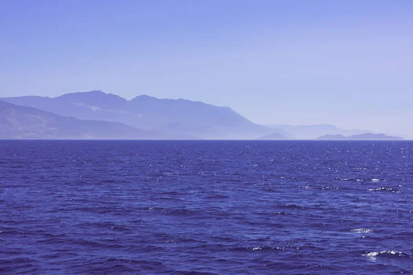 Marina Verão Com Montanhas Água Azul Mar — Fotografia de Stock