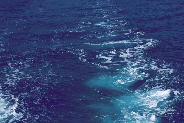 Kreativní Uspořádání Čirá Mořská Vodní Plocha Kelty Bublinami Vlnami Povrchu — Stock fotografie