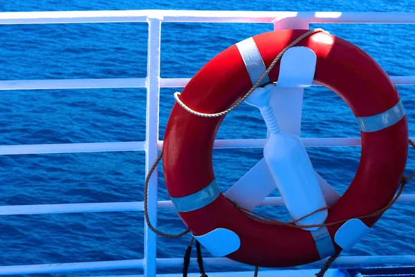 Teknede cankurtaran şamandırası. Kırmızı lifebuoy halkası ve Mediterranian denizinde manzara
