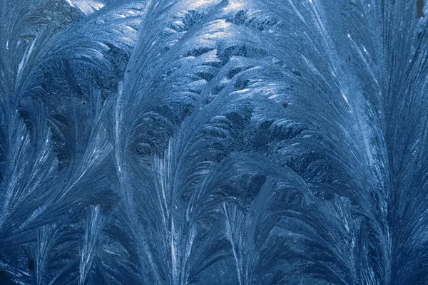 冷凍テクスチャーの窓ガラス 冬の氷の霜冬の青い装飾品 — ストック写真