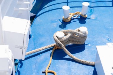 Gemide kalın halat demirleme sırasında iki bit üzerinde kıvrılıyor