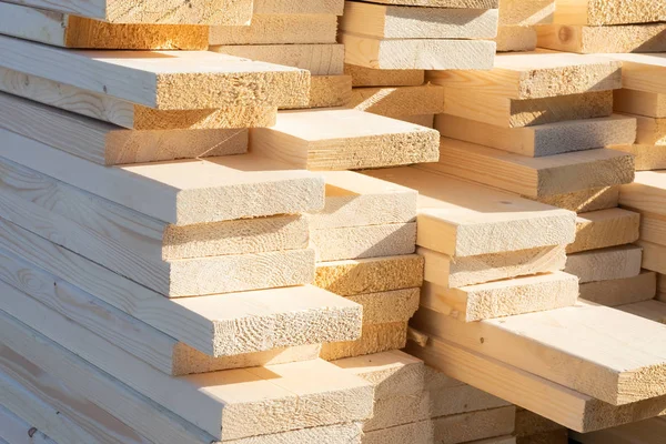 Bina için bir sürü boyasız kesme tahtası. Endüstriyel fabrika kereste fabrikası. Ahşap panoların depolanması