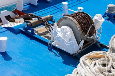 Gemide demirleme sırasında çapa ile kalın zincir kıvrılıyor.