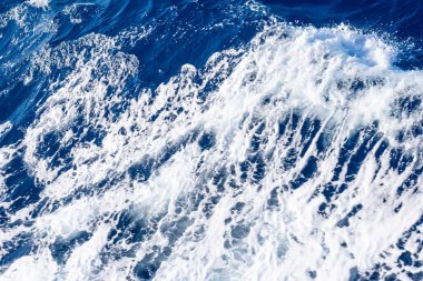 Bir sürü küçük dalgalar, kabarcıklar ve köpükle tertemiz bir Akdeniz yüzeyi. Boşluk arkaplanı kopyala.