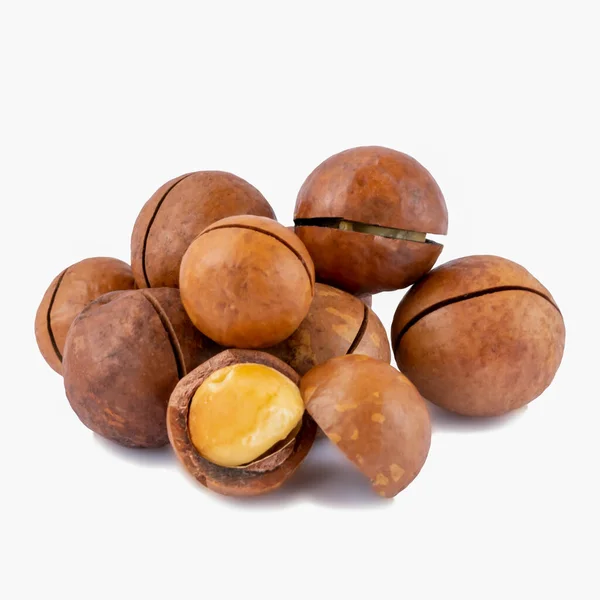 Skupina Loupaných Nevyloupaných Makadamových Ořechů Izolovaných Bílé Semena Australských Ořechů — Stock fotografie