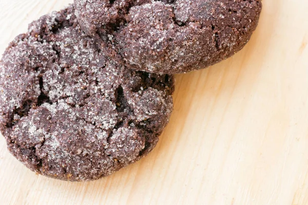 Tahta Masadaki Çikolatalı Kurabiyelere Yakından Bak Yeni Pişmiş Çikolatalı Bisküviler — Stok fotoğraf