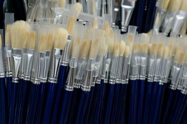 Farklı boyutlarda ve farklı maratondan yapılmış bir sürü boya fırçası. Okul, kolaj ve üniversite araçları, akrilik, yağ, mürekkep ve suluboya boyalarla çizim için fırçalar