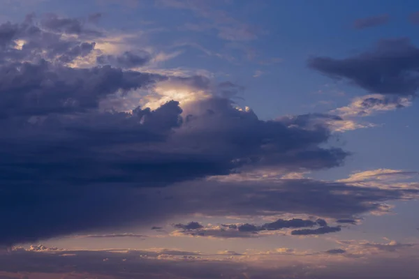 Dramatisch Regnerische Wolken Lila Abendhimmel Natürlicher Hintergrund Mit Gewitterwolken Und — Stockfoto