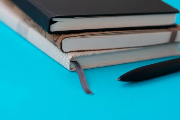 Eine Gruppe Notizbücher Mit Stift Auf Blauem Hintergrund Konzept Der — Stockfoto