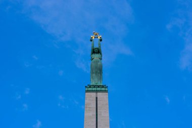 Riga, Letonya - Eylül 2019: Letonya 'nın özgürlük, bağımsızlık ve egemenliğinin sembolü olarak Letonya' nın Riga kasabasındaki Özgürlük Anıtı