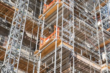 Gökdelenler inşa etmek ya da iskele kutuplarında çok katlı bir bina. İşçilerin güvenliği için özel yapım