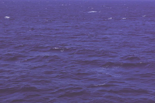 Achtergrond Gemaakt Van Rustige Zee Oppervlak Afgezwakt Violette Kleuren Tinten — Stockfoto