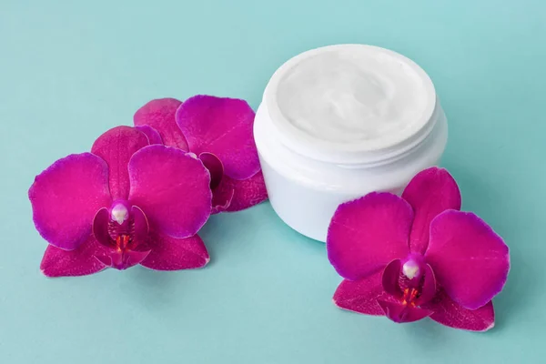 Cream White Jar Mint Background Beautiful Bright Magenta Orchid Flowers — Stock Photo, Image