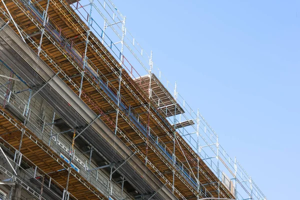 Gökdelenler inşa etmek ya da iskele kutuplarında çok katlı bir bina. İşçilerin güvenliği için özel yapım