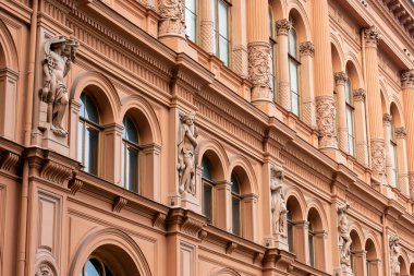 Riga, Letonya - Eylül 2019: Güneşli bir günde Riga Borsası binası, sanat tarzında bir yapı..