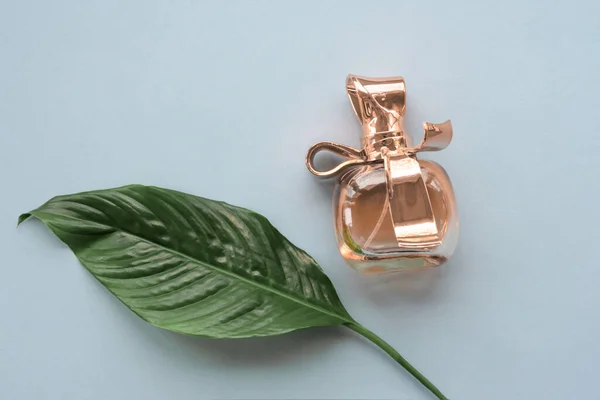 Garrafa Vidro Cor Dourada Água Perfume Com Reflexões Sobre Fundo — Fotografia de Stock