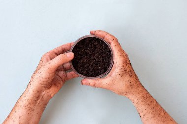 Kavanoz manzarası, kavrulmuş kahve çekirdeği fırçası ve nane arkaplanda deniz tuzu. Deri dökülmesi için yuvarlak kavanoza fırçalama.
