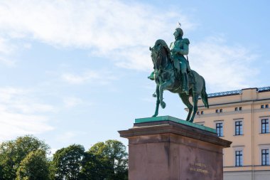 Oslo, Norveç, 20 Eylül 2019: Norveç, Norveç 'teki Kraliyet Sarayı' nın yakınlarındaki Martı ile birlikte Kral XIV. Carl Johan 'ın Binicilik Heykeli. Heykel üzerindeki martı.
