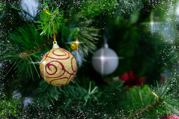 Renkli parlak toplar, çelenkler, kurdeleler Noel ağacının dallarında asılı. Parti geçmişi ya da kutlama kartı olarak süslenmiş Noel ağacı.
