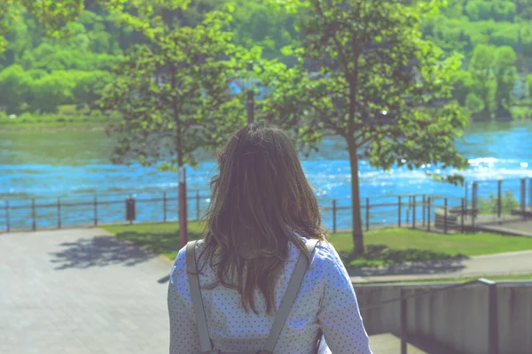 산책로에서 보호를 받으며 여자의 — 스톡 사진