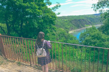 Güzel dağ manzarası. Genç bir kadın gezintiden zevk alıyor.