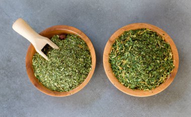 Geleneksel Yerba Mate çay içecek tarafsız taş gri backgrund üzerinde artırılması matero ve bombilla, sağlıklı, enerji ile.