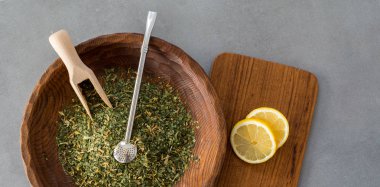 Geleneksel Yerba Mate çay içecek tarafsız taş gri backgrund üzerinde artırılması matero ve bombilla, sağlıklı, enerji ile.