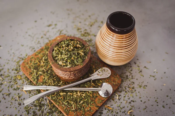 Tradicional Yerba Mate Con Matero Bombilla Bebida Saludable Energizante Sobre —  Fotos de Stock