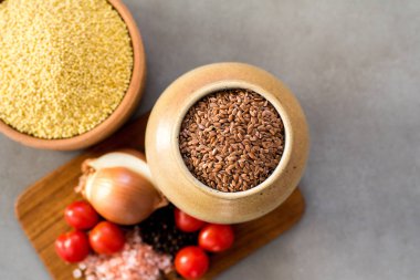 Superfood, kabuğu çıkarılmış tane ve tohumlar, taş tarafsız arka plan üzerinde sağlıklı yaşam için sağlıklı bir karışımı