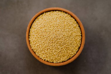 Organik darı bir seramik kase, sağlıklı tohum ve gluten free gıda