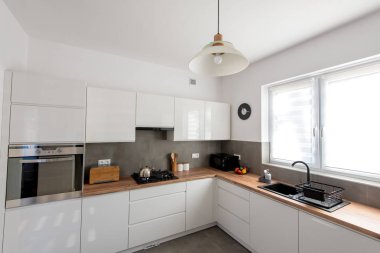 En az beyaz mutfak iç ahşap tezgah ile. Gerçek fotoğraf