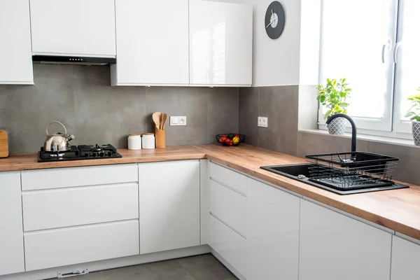 Minimaler Weißer Küchenraum Mit Holzarbeitsplatte Echtes Foto — Stockfoto