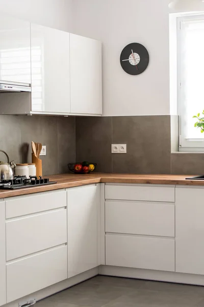 Minimaler Weißer Küchenraum Mit Holzarbeitsplatte Echtes Foto — Stockfoto