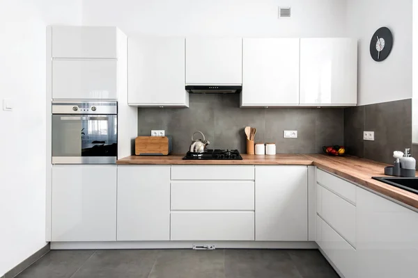 Minimal White Kitchen Interior Wooden Countertop Real Photo — Stock Photo, Image