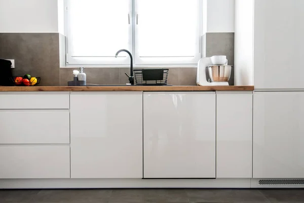 Minimale Witte Keuken Interieur Met Houten Aanrecht Echte Foto — Stockfoto