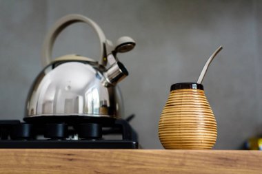 Geleneksel Güney Amerika Yerba Mate çay matero fincan bombilla metal saman modern mutfakta fotoğraflandı servin ile