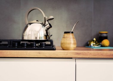 Geleneksel Güney Amerika Yerba Mate çay matero fincan bombilla metal saman modern mutfakta fotoğraflandı servin ile