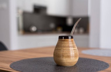 Geleneksel Güney Amerika Yerba Mate çay matero fincan bombilla metal saman modern mutfakta fotoğraflandı servin ile