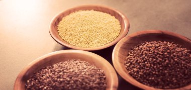 Farklı kabuğu çıkarılmış tane, karabuğday, keten, kase topluluğu. Kabuğu çıkarılmış tane ve taneleri kümesi