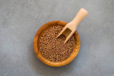 Karabuğday arka planda bir ahşap kase ongray taş