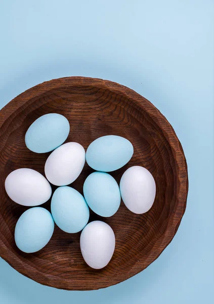 Conceito Férias Primavera Páscoa Ovos Páscoa Pintados Azul Branco Fundo — Fotografia de Stock