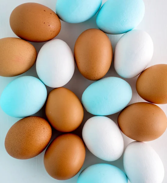 Conceito Férias Primavera Páscoa Ovos Páscoa Pintados Azul Branco Fundo — Fotografia de Stock