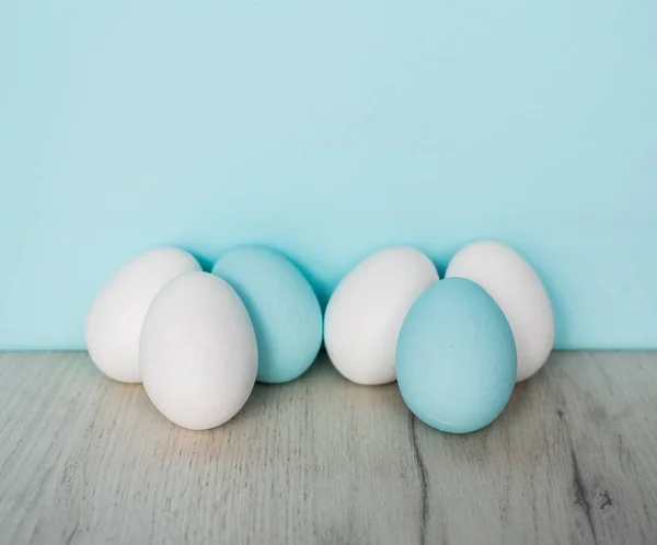 Conceito Férias Primavera Páscoa Ovos Páscoa Pintados Azul Branco Fundo — Fotografia de Stock