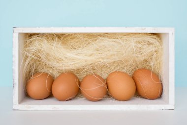 Hasır sepet ahşap masa hazırla tavuk yumurta ve yumurta çırpma teli için yemek pişirmek ya da ekmek taze yumurta arka plan veya duvar kağıdı için kullanabilirsiniz