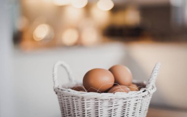 Hasır sepet ahşap masa hazırla tavuk yumurta ve yumurta çırpma teli için yemek pişirmek ya da ekmek taze yumurta arka plan veya duvar kağıdı için kullanabilirsiniz