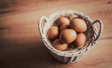 Hasır sepet ahşap masa hazırla tavuk yumurta ve yumurta çırpma teli için yemek pişirmek ya da ekmek taze yumurta arka plan veya duvar kağıdı için kullanabilirsiniz
