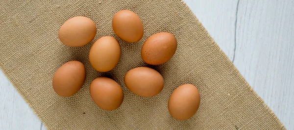 Uova Fresche Cesto Vimini Sul Tavolo Legno Preparare Uova Pollo — Foto Stock