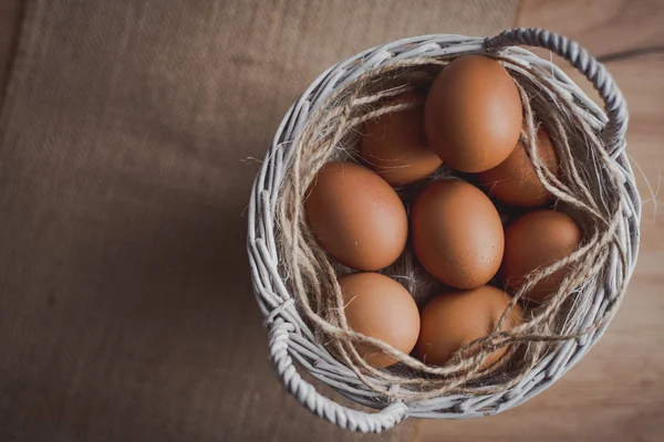 Hasır sepet ahşap masa hazırla tavuk yumurta ve yumurta çırpma teli için yemek pişirmek ya da ekmek taze yumurta arka plan veya duvar kağıdı için kullanabilirsiniz