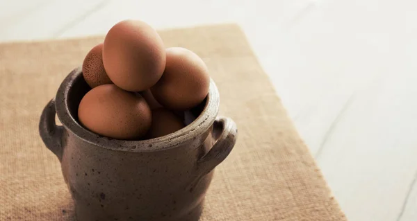 Frische Eier Weidenkorb Auf Holztisch Zubereiten Hühnereier Und Eierbesen Zum — Stockfoto